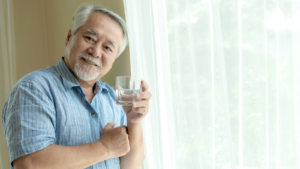 Boire de l'eau peut aider pour se protéger lors des chaleurs accablantes.