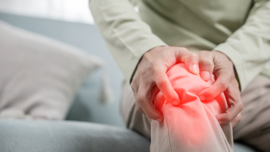 L'arthrose du genou procure de la douleur.