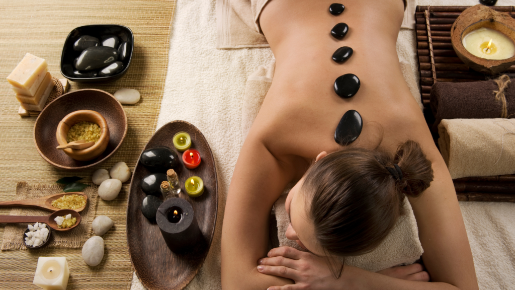 Massage avec pierres chaudes.